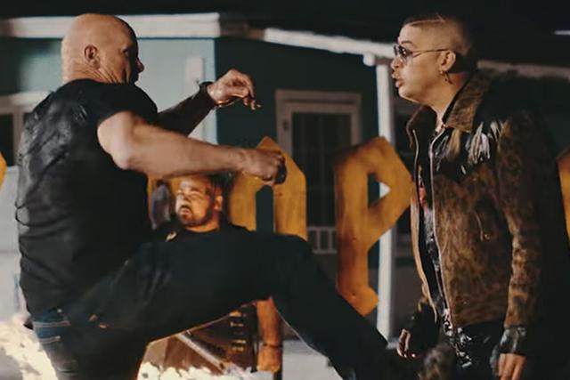 Bad Bunny estrenó video musical en celebración de su primer disco. El videoclip incluye la participación del luchador "Stone Cold" Steve Austin.  (YouTube | Bad Bunny)