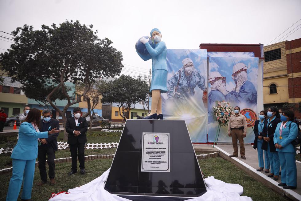 En honor a todos los enfermeros caídos en la lucha contra el coronavirus (COVID-19), la Municipalidad de La Victoria y el Colegio de Enfermeros del Perú develaron este viernes un monumento en su honor en el parque Obrero, ubicado en García Naranjo cruce con Antoniete, altura de la cuadra 17 de la Av. 28 de Julio. (Foto: José Rojas Bashé/@photo.gec)