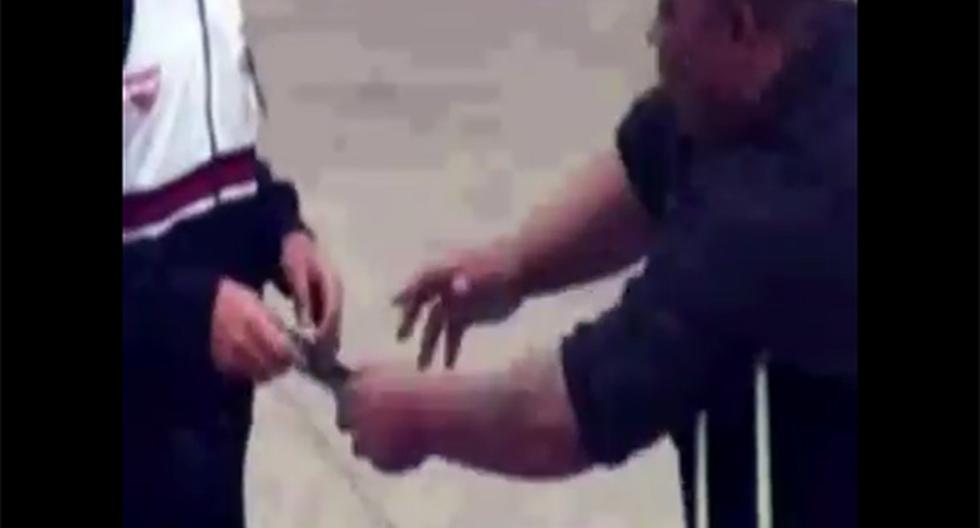 Este sujeto con discapacidad y muletas robaba a escolares de Los Olivos, según un video difundido en Facebook. (Foto: Facebook)
