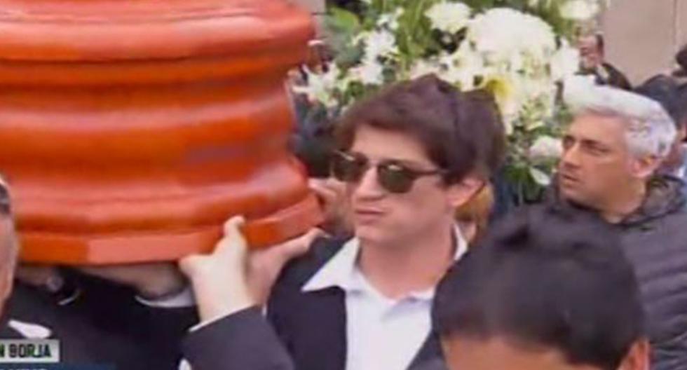 El féretro del actor Ricky Tosso fue trasladado al cementerio Campo Santo de Lurín. (Foto: Captura Canal N)