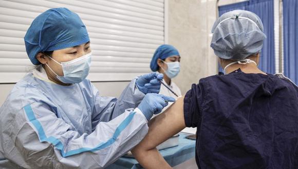 Un miembro del personal médico (derecha) recibe una inyección de refuerzo de la vacuna contra el coronavirus Sinopharm Covid-19 en un hospital de Wuhan, en la provincia central china de Hubei. (Foto: AFP/ China OUT).
