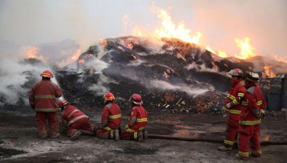 M&aacute;s de 20 unidades de los bomberos atendieron un fuerte incendio en un dep&oacute;sito de madera y aserr&iacute;n ubicado en Carabayllo. (Foto: Andina)