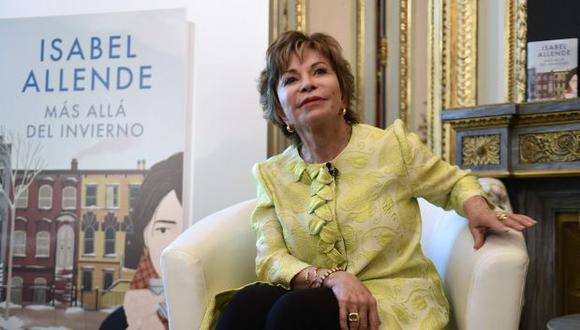 Isabel Allende conversando con la prensa durante la promoción de su última novela, "Más allá del invierno". (Foto. AFP)