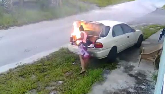 Mujer incendia el auto de su ex pareja pero... [VIDEO]