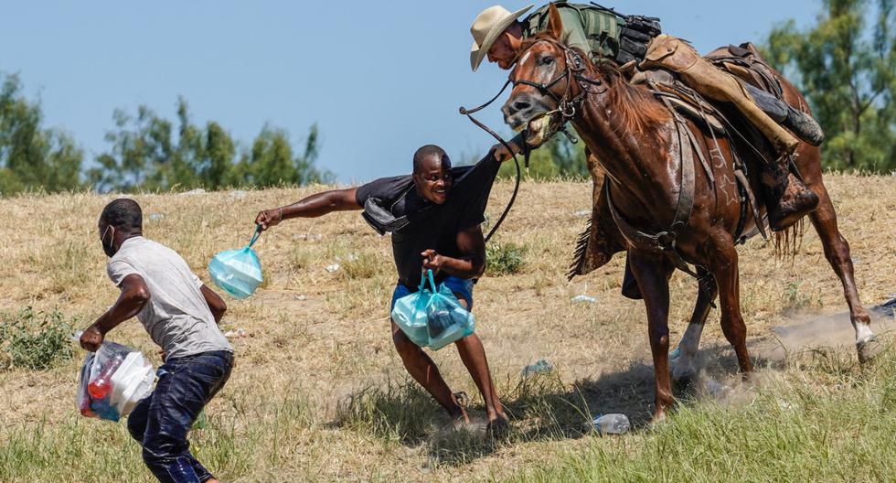 Esta foto de un agente de la Patrulla Fronteriza deteniendo a caballo a un migrante haitiano, para que evitara llegar al campamento emplazado frente al Río Grande, en Texas, ha causado indignación por la manera en que la administración Biden está afrontando esta nueva crisis. AFP