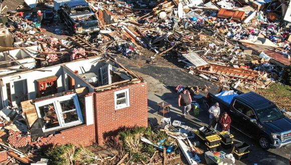 Una foto aérea realizada con un dron muestra a personas que comienzan a recuperarse después de que un tornado el 10 de diciembre de 2021 causó la destrucción generalizada de hogares y negocios en Dawson Springs, Kentucky, Estados Unidos. (Foto: EFE / EPA / TANNEN MAURY).