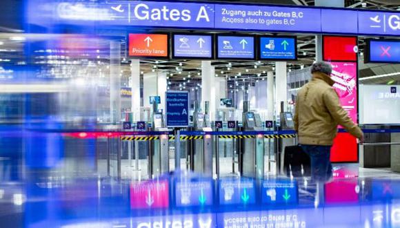 Los pasajeros que podrán volar se encontrarán con limitaciones y la huelga tendrá consecuencias asimismo en otros aeropuertos, con retrasos y cancelaciones. (Fuente: AFP)