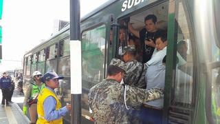 Metro de Lima: Ejército y PNP trasladan en sus buses a pasajeros afectados