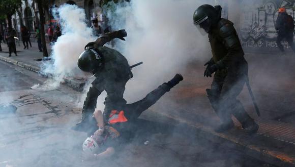 Este miércoles 14 agentes de Carabineros fueron formalizados por dos casos de tortura, uno de ellos contra un menor, cometidos el 21 de octubre durante las protestas en varias ciudades de Chile. En la imagen, la policía antidisturbios detiene a un médico mientras los manifestantes protestan contra el Gobierno chileno. (Foto: Archivo /Reuters).