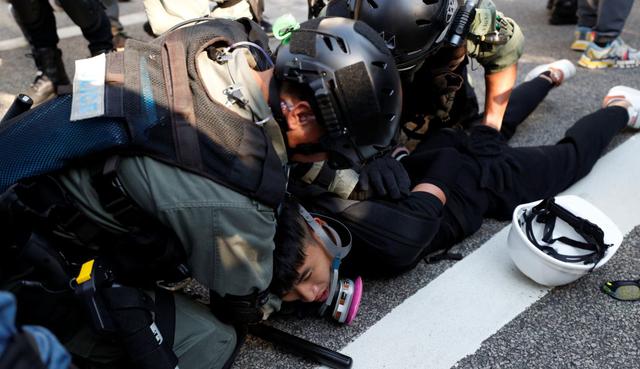 Numerosos enfrentamientos entre la policía antidisturbios y los manifestantes de Hong Kong tuvieron lugar el sábado cerca de la frontera china. (Foto: Reuters)