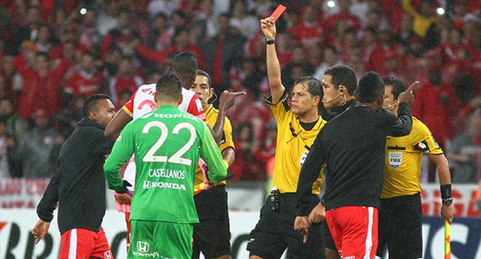Victor Hugo Carrillo tuvo problemas con los jugadores del Santa Fe. (Foto: Getty Images)