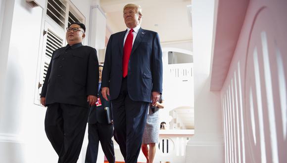 Kim Jong Un junto a Donald Trump durante la reunión que sostienen en Singapur. (AP)