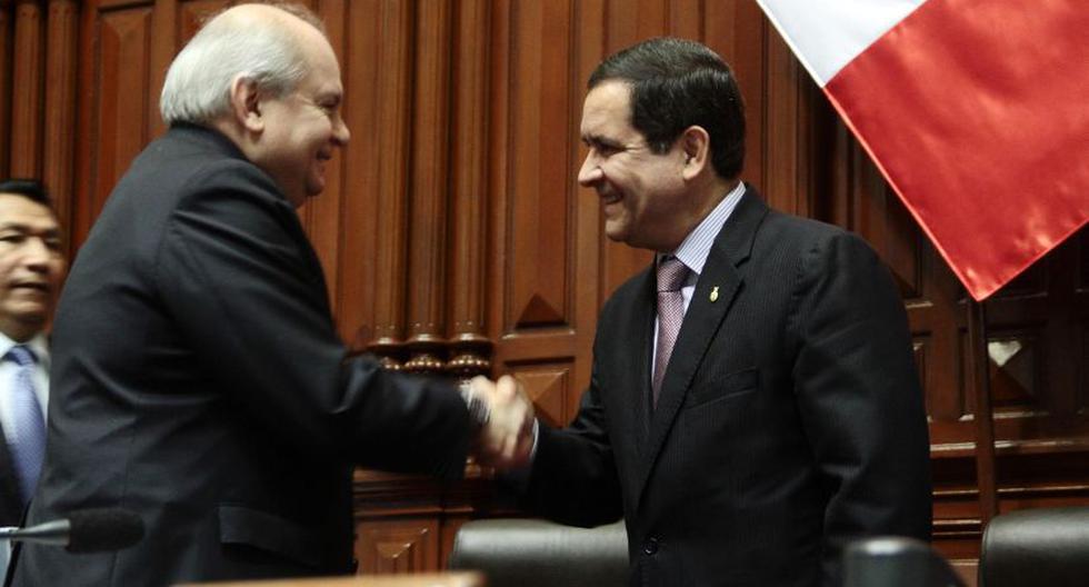 Pedro Cateriano y Luis Iberico se saludaron al inicio de la sesión. (Foto: Congreso)
