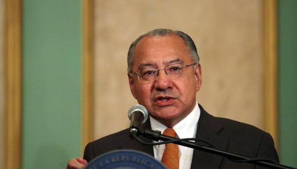 El exdiplomático estadounidense Manuel Rocha mientras habla durante una rueda de prensa en Santo Domingo, República Dominicana, el 8 de mayo de 2013. (Foto de Orlando Barría / EFE)