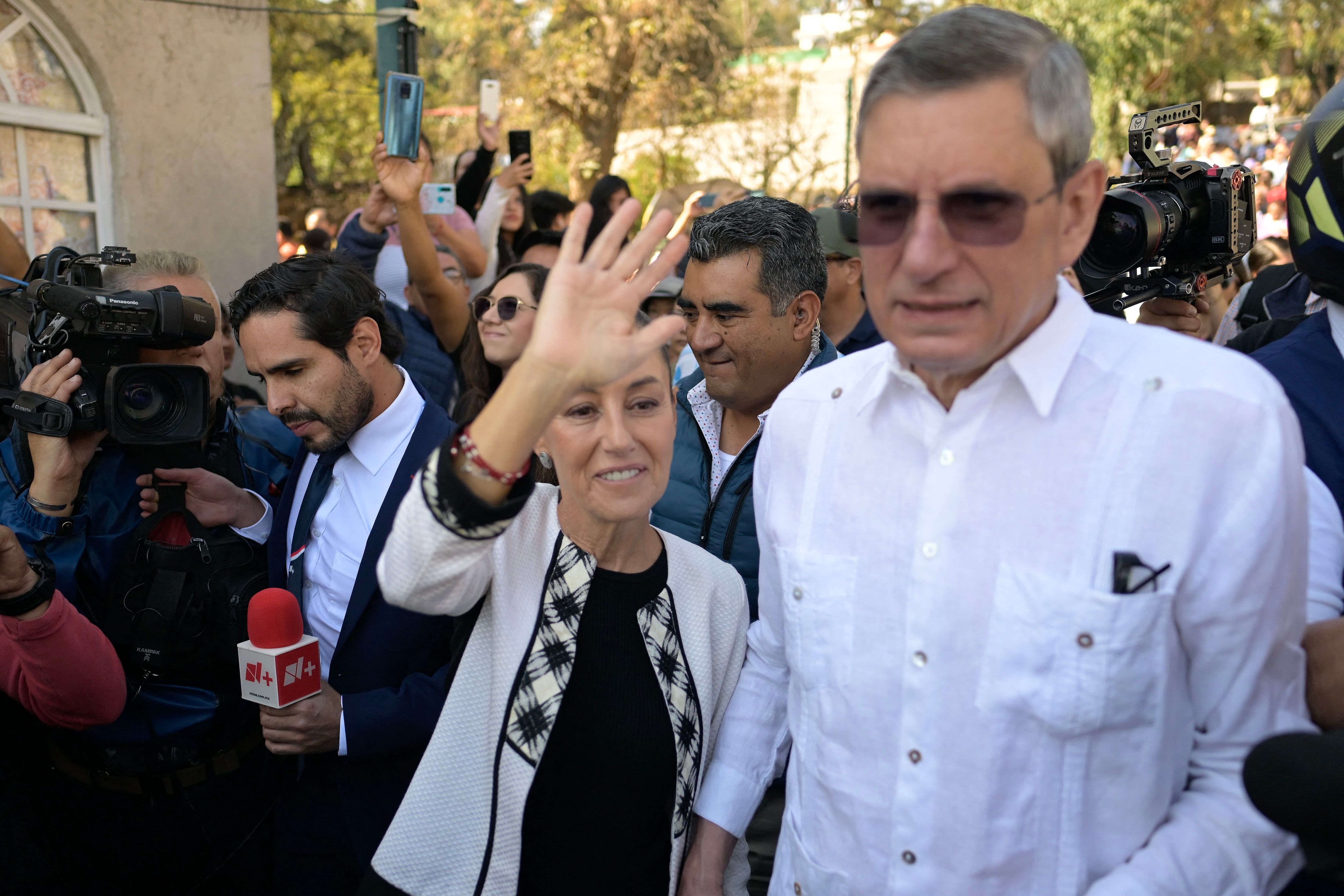 Claudia Sheinbaum junto a su esposo Jesús María Tarriba llegan a una mesa electoral en San Andrés Totoltepec, Tlalpan, Ciudad de México, el 2 de junio de 2024. (Foto de Alfredo ESTRELLA/AFP).