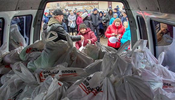 Voluntarios llevan ayuda humanitaria a residentes de las afueras de Kharkov.