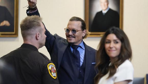 Johnny Depp hace un gesto a los espectadores en la corte después de los argumentos finales en el juzgado de circuito del condado de Fairfax en Fairfax, Virginia, el 27 de mayo.