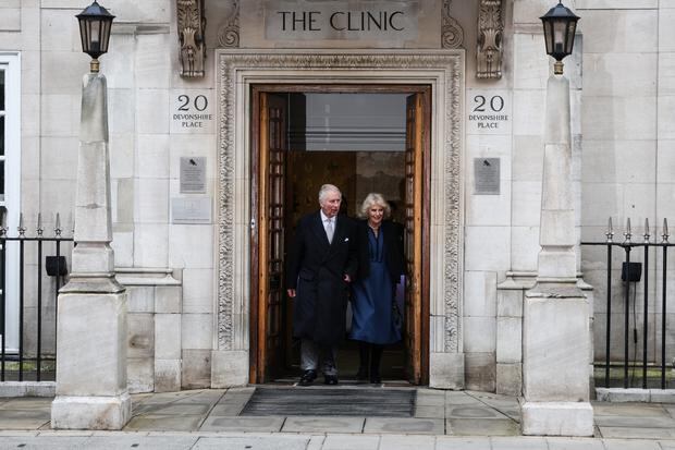 El rey Carlos III y la reina Camilla abandonan The London Clinic, en Londres, el 29 de enero del 2024. (Foto: AFP)
