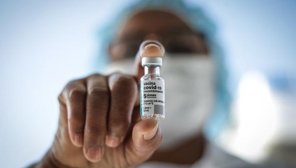 Personal de la salud sostiene una dosis de la vacuna contra el coronavirus. EFE