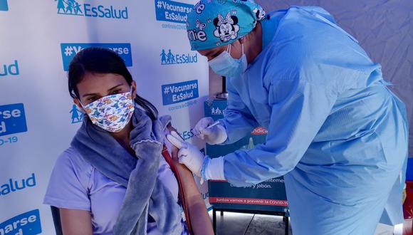 La campaña de vacunación contra el COVID-19 continúa en todo el país | Foto: Essalud / Referencial