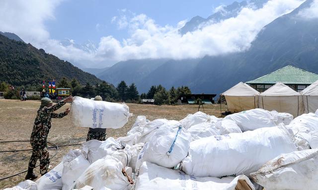 Cuatro cadáveres y 11 toneladas de basura recogidos en limpieza del Everest. (AFP).