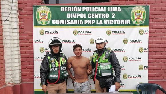 Barrista que robó moto de la Policía fue atrapado y llevado a la comisaría de La Victoria.
