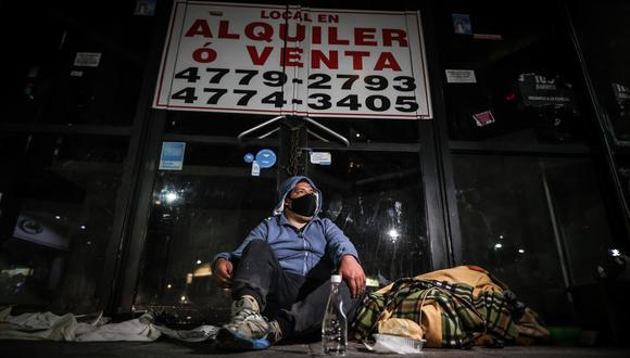 Una persona en situación de calle descansa el 17 de junio de 2021, en Buenos Aires (Argentina). (Foto: EFE)