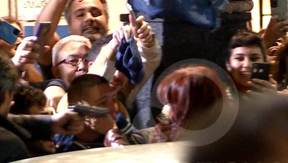 El momento en el que un hombre intenta asesinar a Cristina Kirchner. (HANDOUT / TV PUBLICA / AFP).