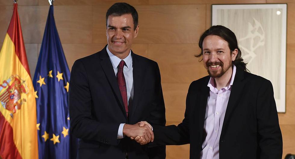 El presidente del Gobierno español, Pedro Sánchez (izquierda), se da la mano con el líder del partido Podemos, Pablo Iglesias. Ambos llegaron a un acuerdo de gobierno de coalición. (Foto: AFP/Archivo)