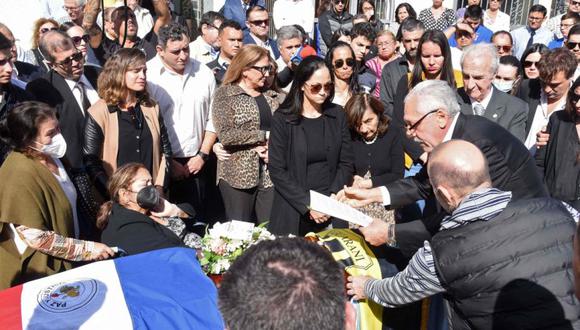 La esposa del fiscal antidrogas paraguayo Marcelo Pecci, Claudia Aguilera (Centro de negro), familiares y amigos, asisten a su funeral en el cementerio de La Recoleta en Asunción.