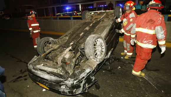 Accidente se registró esta madrugada en la Vía Expresa Javier Prado. (Foto: José Caja)&nbsp;