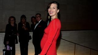 Milla Jovovich lució su embarazo en gala de amfAR