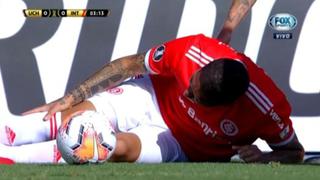 Paolo Guerrero se quejó de dolor: el golpe que sufrió en el inicio del U. de Chile vs. Internacional [VIDEO]