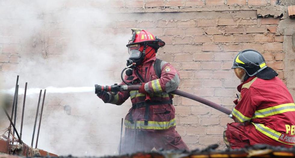 Bomberos atendiendo incendio (Foto: Andina)