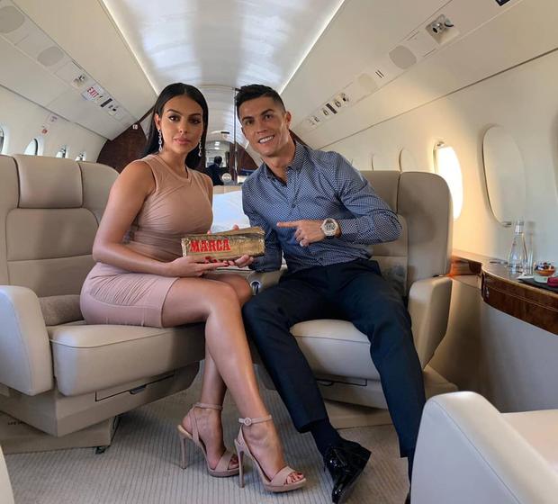 Cristiano Ronaldo con su pareja Georgina Rodríguez en su avión privado (Foto: Cristiano Ronaldo/Instagram)