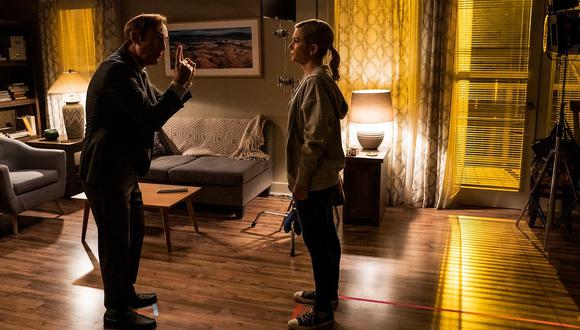 Bob Odenkirk y Rhea Seehorn en el set de "Better Call Saul"