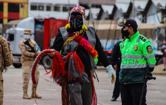 Rakus vigilan que se cumpla el aislamiento social en Cusco. Estos personajes sirven de apoyo para el Ejército, el Serenazgo y la Policía (Foto: Melissa Valdivia).