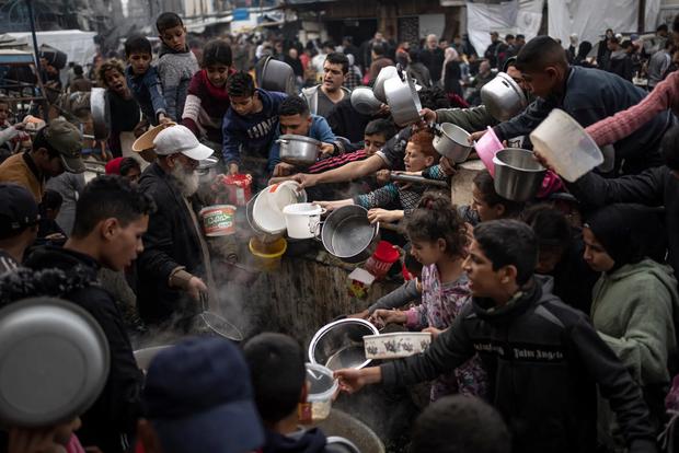Los palestinos se agolparon para obtener una comida gratis en la ciudad de Rafah, en el sur de Gaza. (Fatima Shbair/Associated Press).