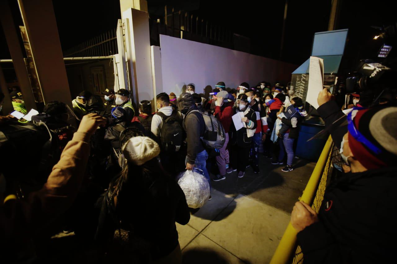 En el día 122 del estado de emergencia por coronavirus, se reportaron aglomeraciones de personas sin respetar el distanciamiento social en plena pandemia de coronavirus, en los exteriores del Aeropuerto Internacional Jorge Chávez. (Foto: César Grados)