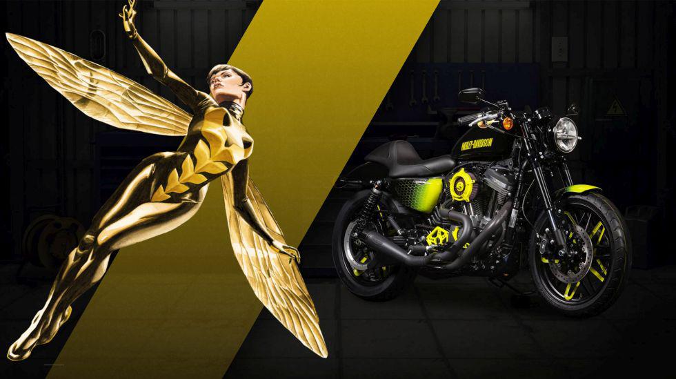 La superheroina Wasp, o la avispa, junto a su Roadster.