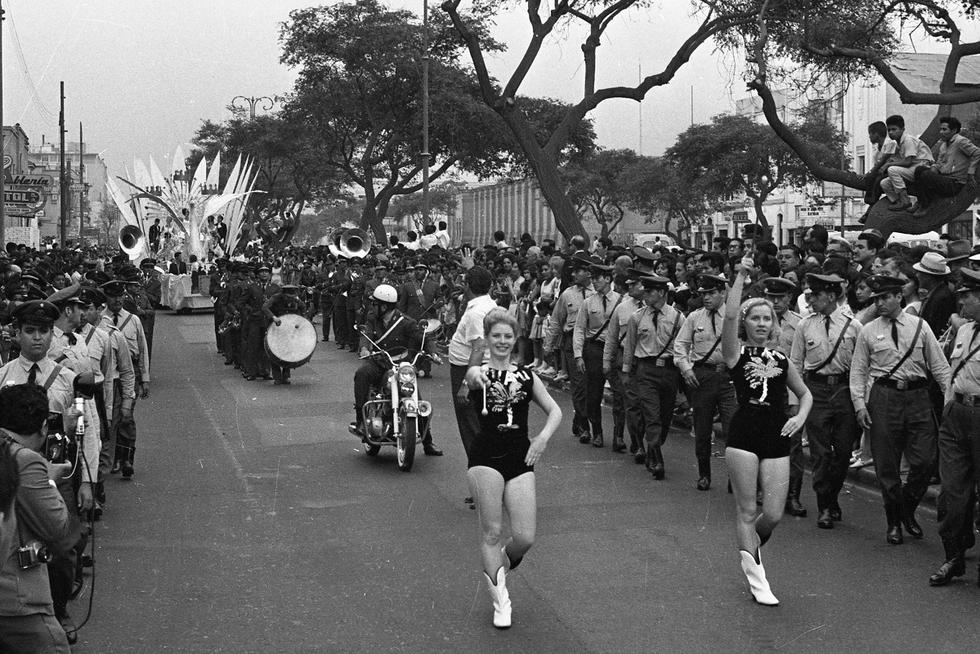 Waripoleras de Estados Unidos participan en el corso de carros alegóricos por el aniversario de Lima el 18 de enero de 1967. (Foto GEC Archivo Histórico)