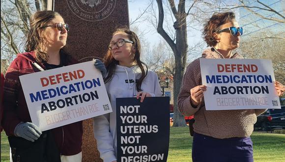 Los defensores del derecho al aborto se reúnen frente al Palacio de Justicia y Edificio Federal J Marvin Jones en Amarillo, Texas, el 15 de marzo de 2023 (Foto: Moisés Ávila / AFP)