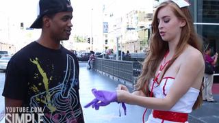 YouTube: peculiar enfermera hace pruebas testiculares (VIDEO)