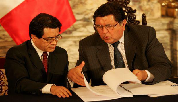 Alan García (der.) con José Antonio Chang (izq.), ministro de Educación en su segundo gobierno. (Foto: Archivo El Comercio)