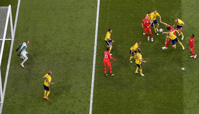 El futbolista británico conectó de cabeza dentro del área rival. (AFP)