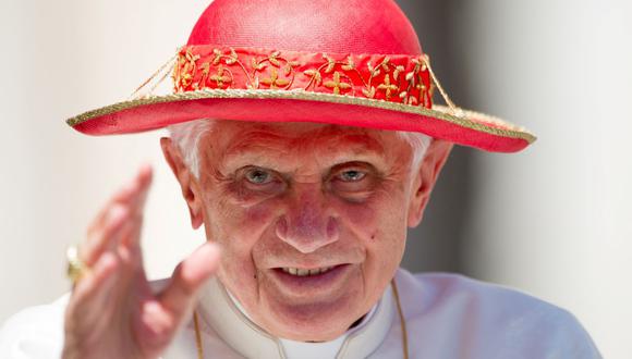 El papa Benedicto XVI con un sombrero rojo llega para dirigir su audiencia general semanal en la Plaza de San Pedro en el Vaticano el 22 de junio de 2011. (AFP PHOTO / VINCENZO PINTO).