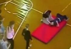 Terrible momento en que niño se rompe la espalda durante gimnasia