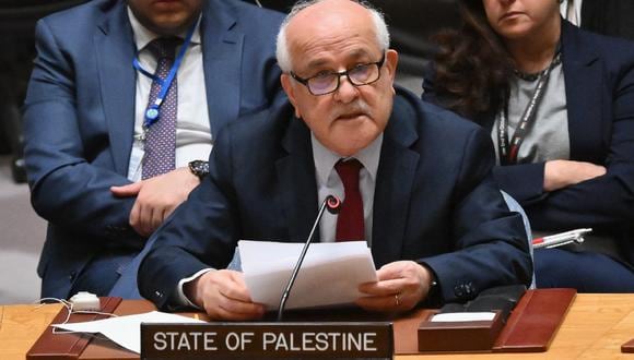 El embajador palestino ante las Naciones Unidas, Riyad Mansour, habla durante una reunión del Consejo de Seguridad de la ONU, en la sede de la ONU en Nueva York el 25 de marzo de 2024. (Foto de ANGELA WEISS / AFP)
