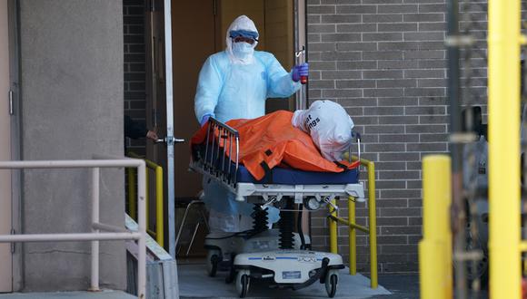 Coronavirus en Nueva York | Ultimas noticias | Último minuto: reporte de infectados y muertos domingo 5 de abril del 2020 | Covid-19 | Un cuerpo es trasladado a un camión frigorífico que sirve como depósito de cadáveres temporal fuera del Hospital Wyckoff en el distrito de Brooklyn. (AFP / Bryan R. Smith).