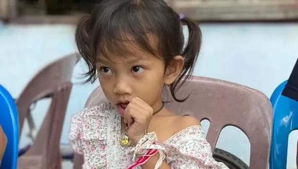 Emmy, de 3 años, estaba durmiendo la siesta junto a su mejor amiga cuando un hombre atacó su guardería en Tailandia.
